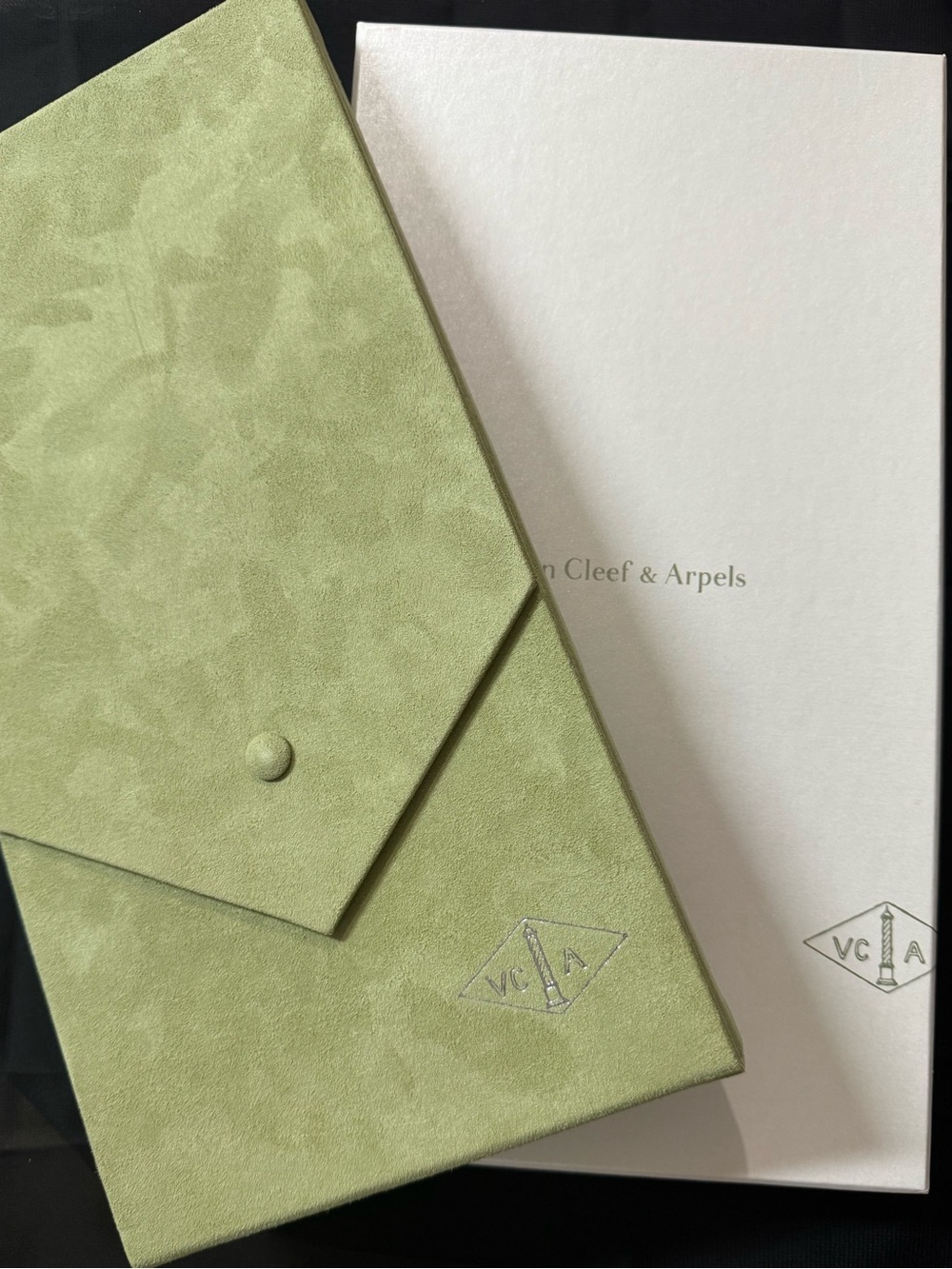 Van Cleef & Arpels 💯% Authentic luxury Green Velvety XL Presentation Jewelry Box